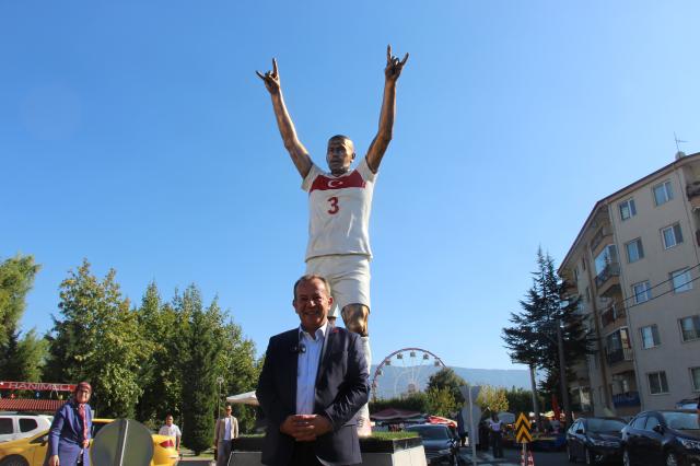 Bolu Belediye Başkanı Tanju Özcan, Merih Demiral'ın heykelini diktirdi