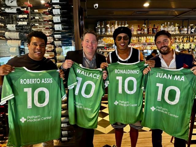 Brezilyalı efsane Ronaldinho, yeşil sahalara geri dönüyor