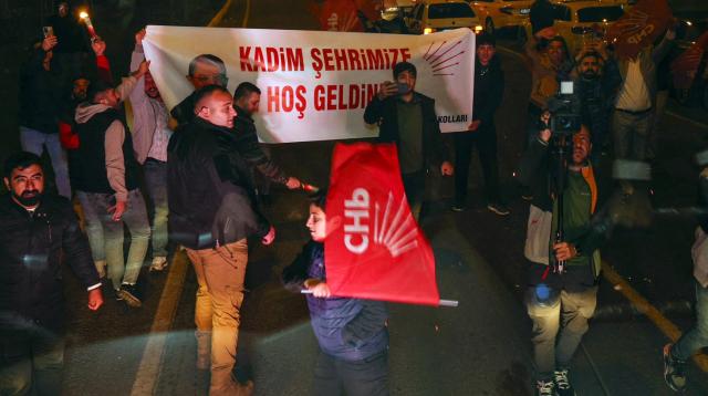 CHP lideri Özel, Diyarbakır'da Kürtçe şarkılarla karşılandı