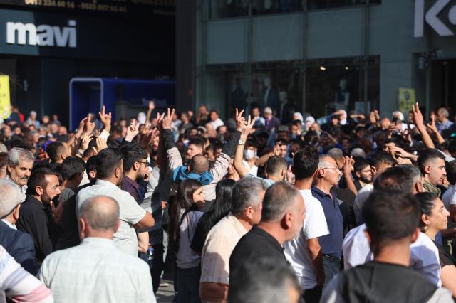 DEM Parti bildiğiniz gibi! Genel Başkandan cesaret alan kalabalık PKK sloganları attı, gözaltılar var