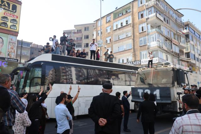 DEM Parti bildiğiniz gibi! Genel Başkandan cesaret alan kalabalık PKK sloganları attı, gözaltılar var