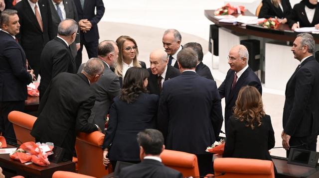 DEM Partili vekiller, sundukları kanun teklifi ile Bahçeli'nin elini havada bıraktı