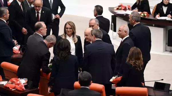 DEM Partililerle tokalaşan Bahçeli: Barışı sağlamak lazım