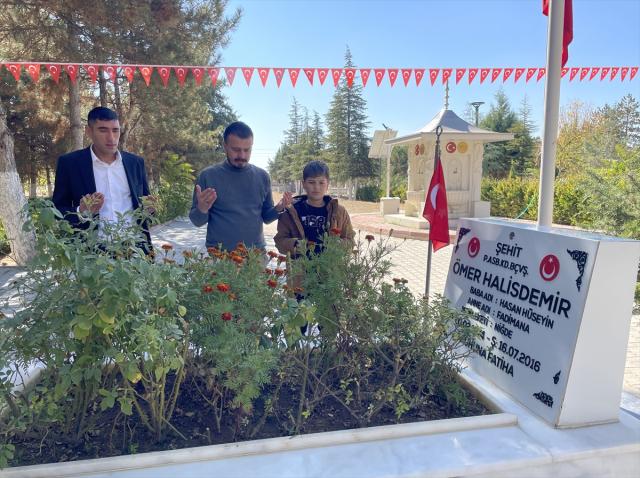 FETÖ elebaşının ölümü sonrası vatandaşlar Şehit Ömer Halisdemir'in kabrine akın etti