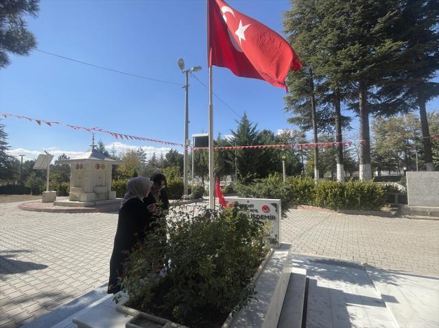 FETÖ elebaşının ölümü sonrası vatandaşlar Şehit Ömer Halisdemir'in kabrine akın etti