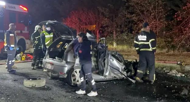 İş makinesine çarparak alev alan otomobildeki 5 kişi feci şekilde can verdi