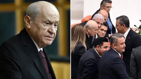 Kürsüde başka Meclis'te başka! Bahçeli, topa tuttuğu Özgür Özel'le tokalaştı