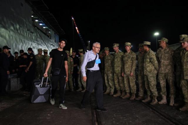 Lübnan'dan tahliye edilen 558 Türk vatandaşını taşıyan ilk gemi Mersin'e ulaştı