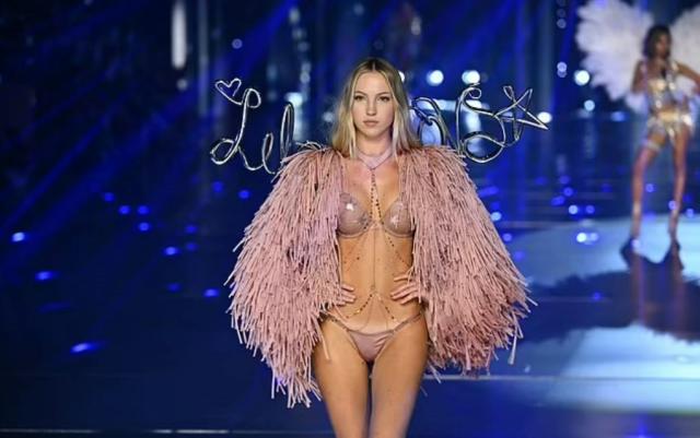 Model Kate Moss ve Kızı Lila, Victoria's Secret defilesinde podyumu salladı