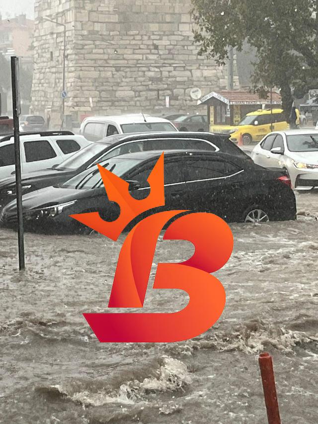 Meteoroloji uyarmıştı: Dakikalar içinde etkili oldu, cadde ve sokaklar göle döndü